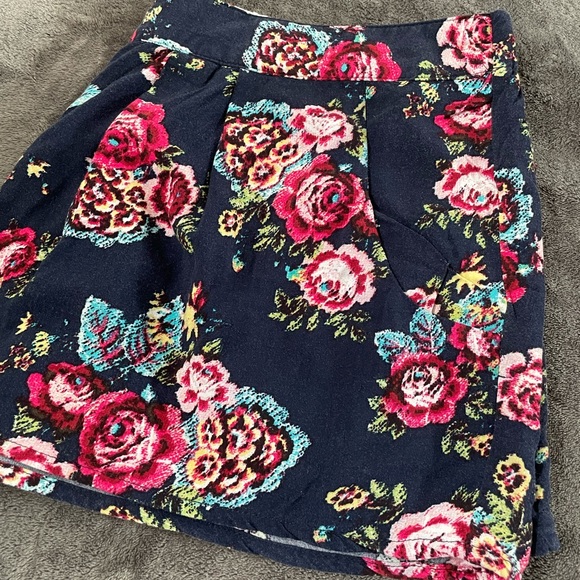 Flowy Floral Short Shorts Size L - Picture 2 of 3